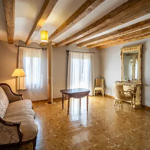 Lo Palauet De La Muralla Couette-café